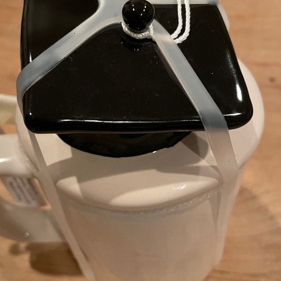 NWT Rae Dunn Artisan Collection Ceramic Class of 2025 Graduation Cap Mug tassle - Picture 3 of 6